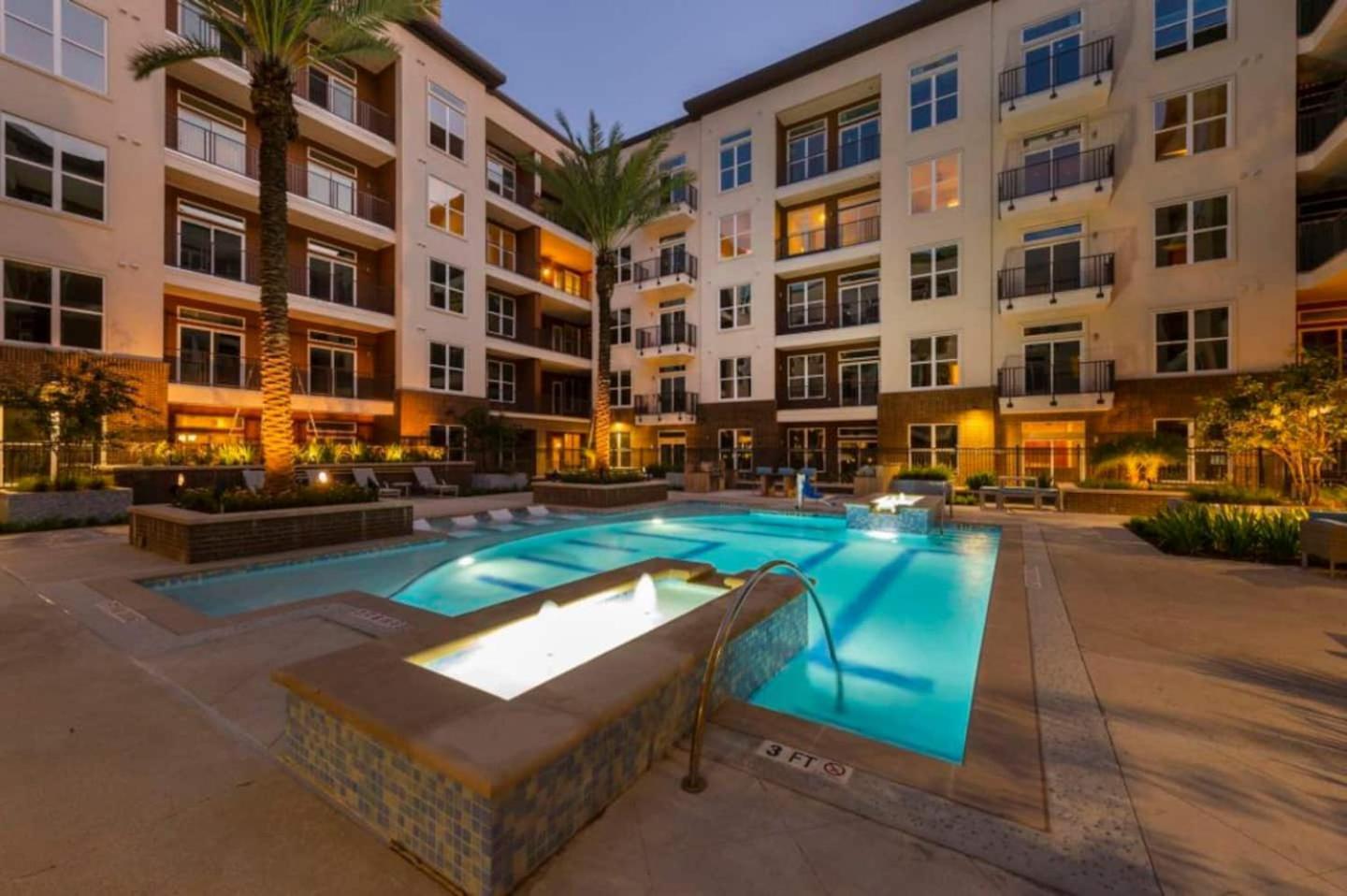 Downtown Apt Free Parking - Pool - Gym - Fully Kitchen Houston Kültér fotó